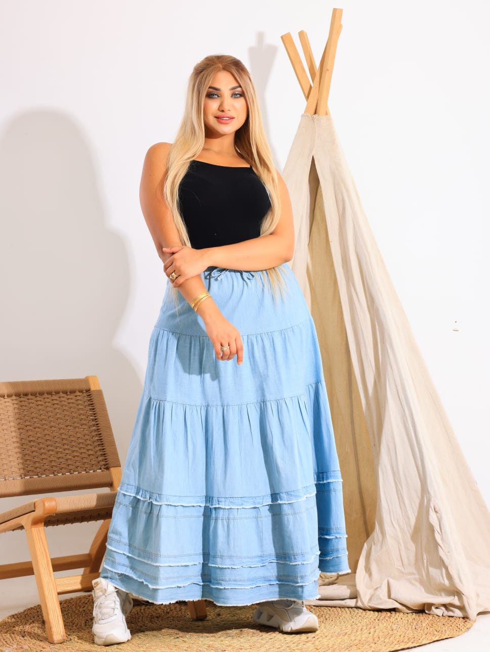 Elevate your everyday outfit with this timeless denim skirt