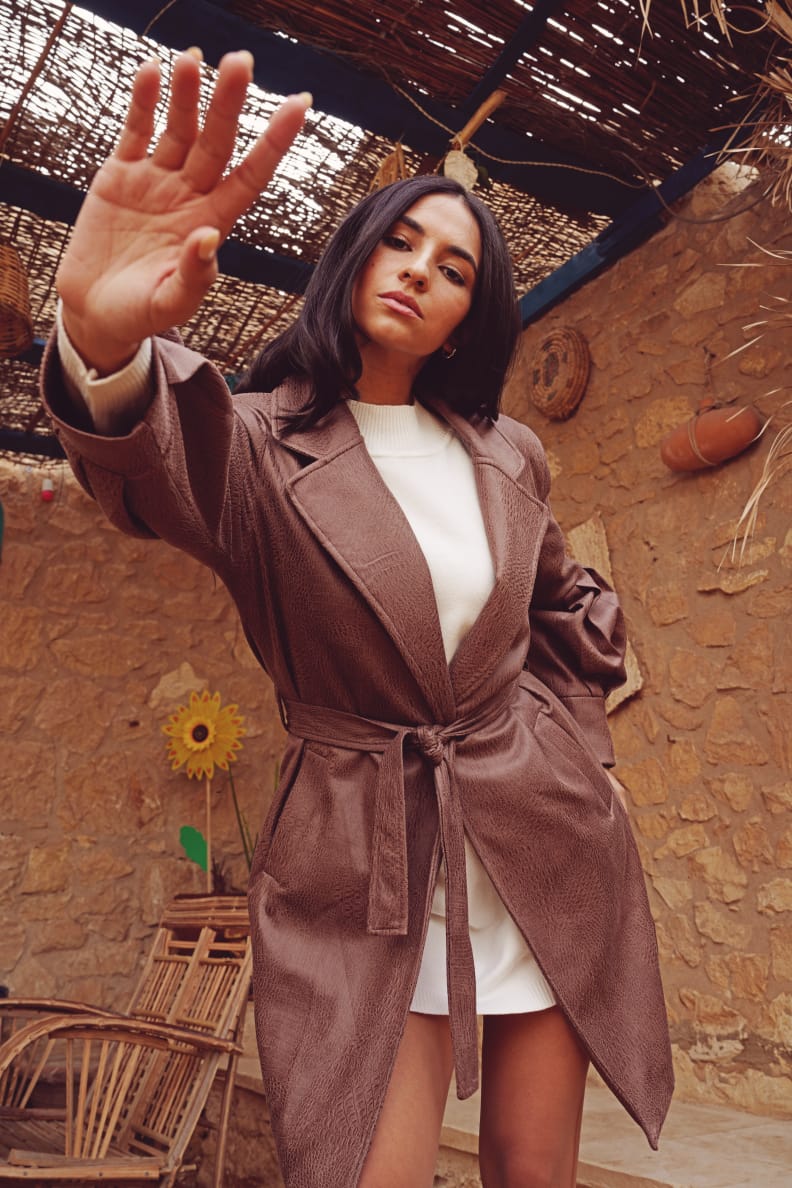 معطف من الجلد الصناعي بحزام