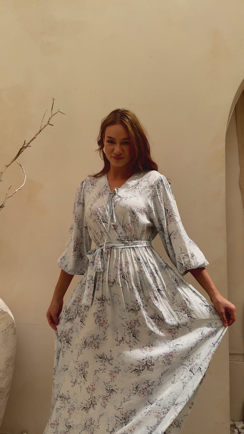 The lightness of the dress, the weight of elegance 25