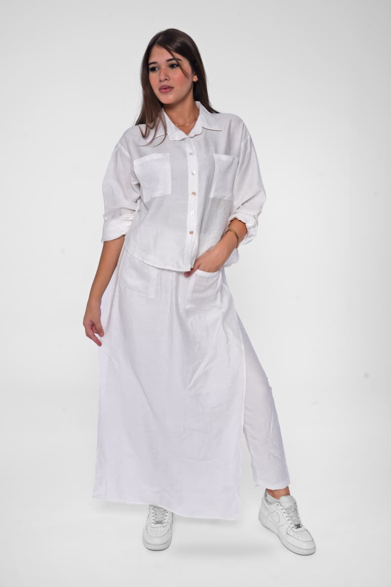 The linen suit with pants and pockets combines elegance and practicality