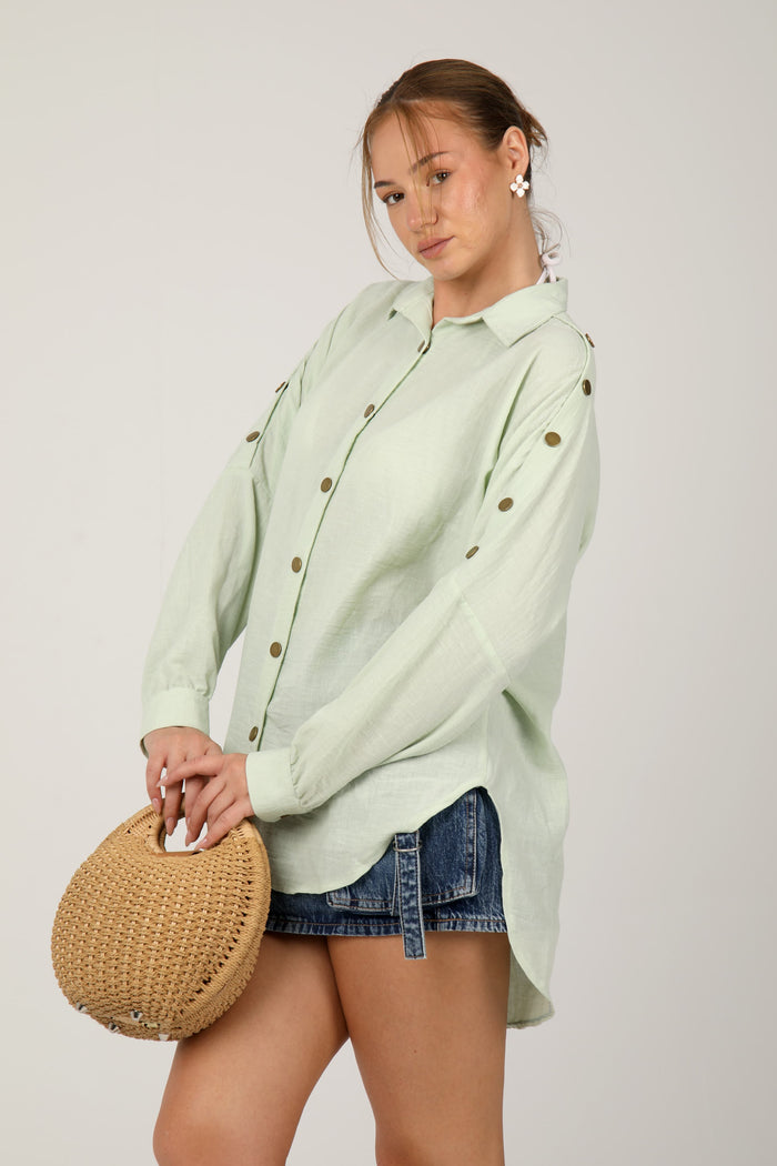 Lightweight linen shirt for a soft summer look