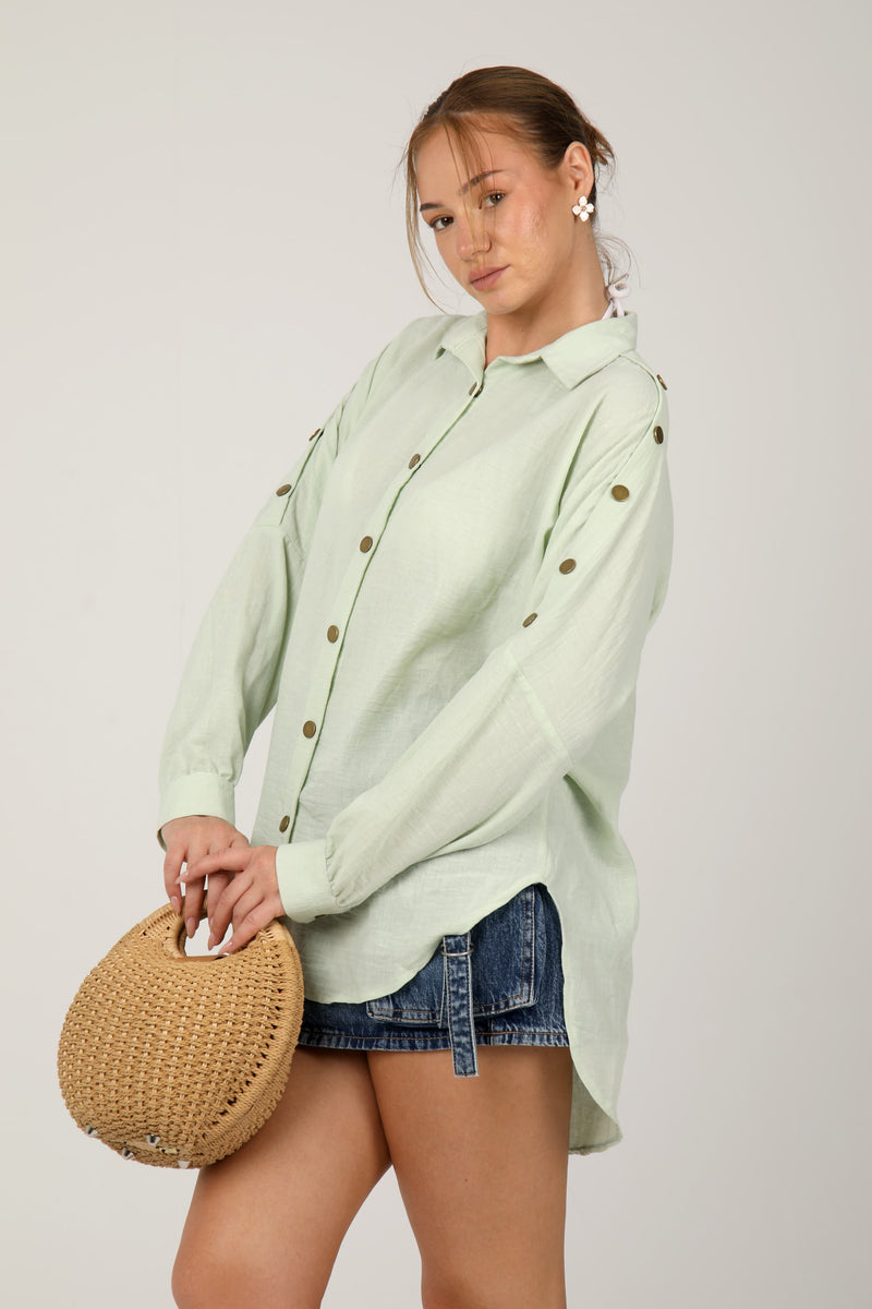 Lightweight linen shirt for a soft summer look