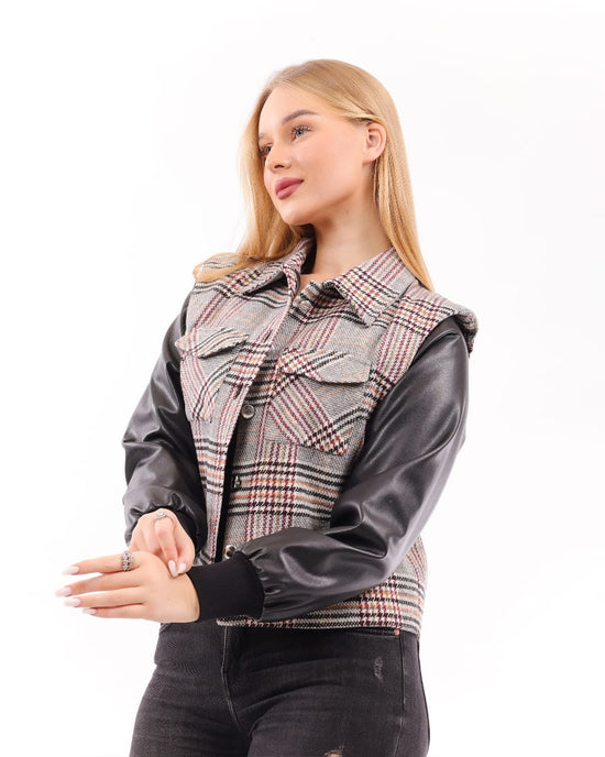 جاكيت من مزيج من الجلد والنقشة