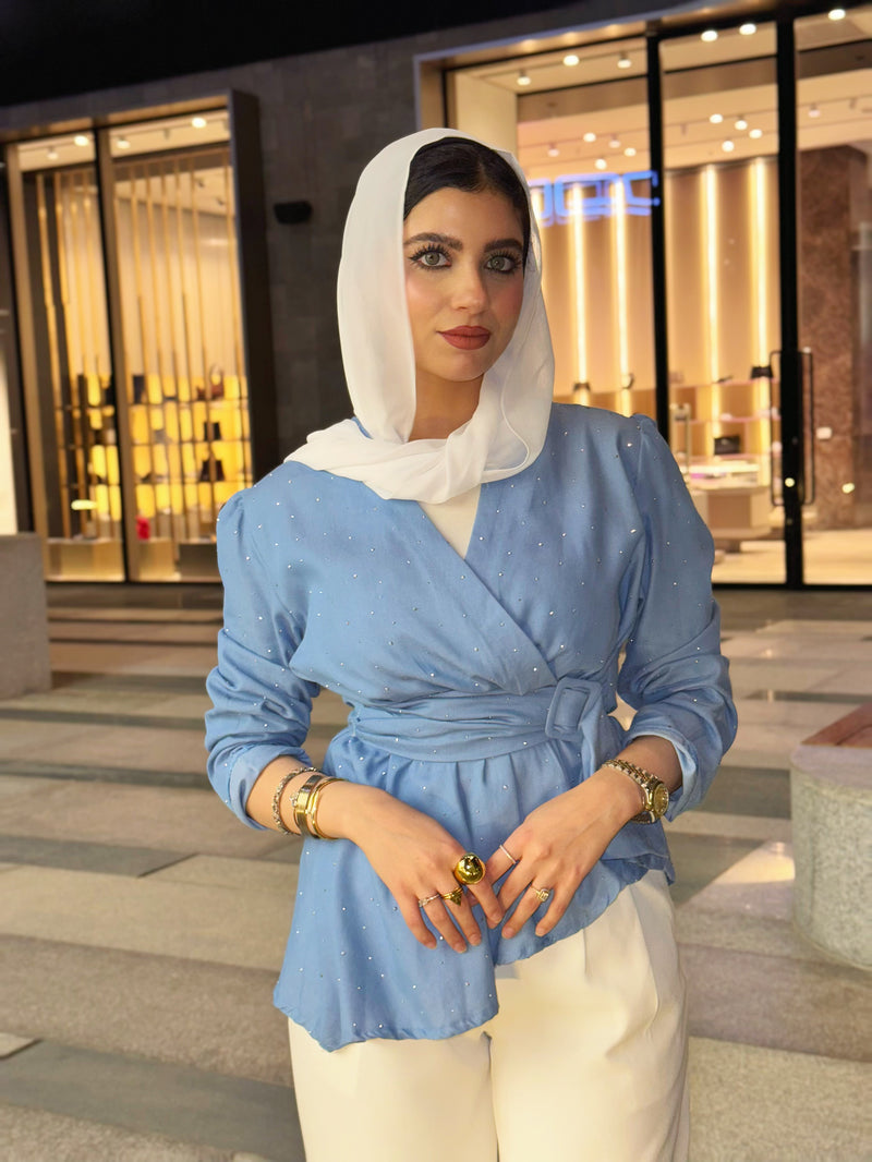 Denim meets glamour – a blouse that shines