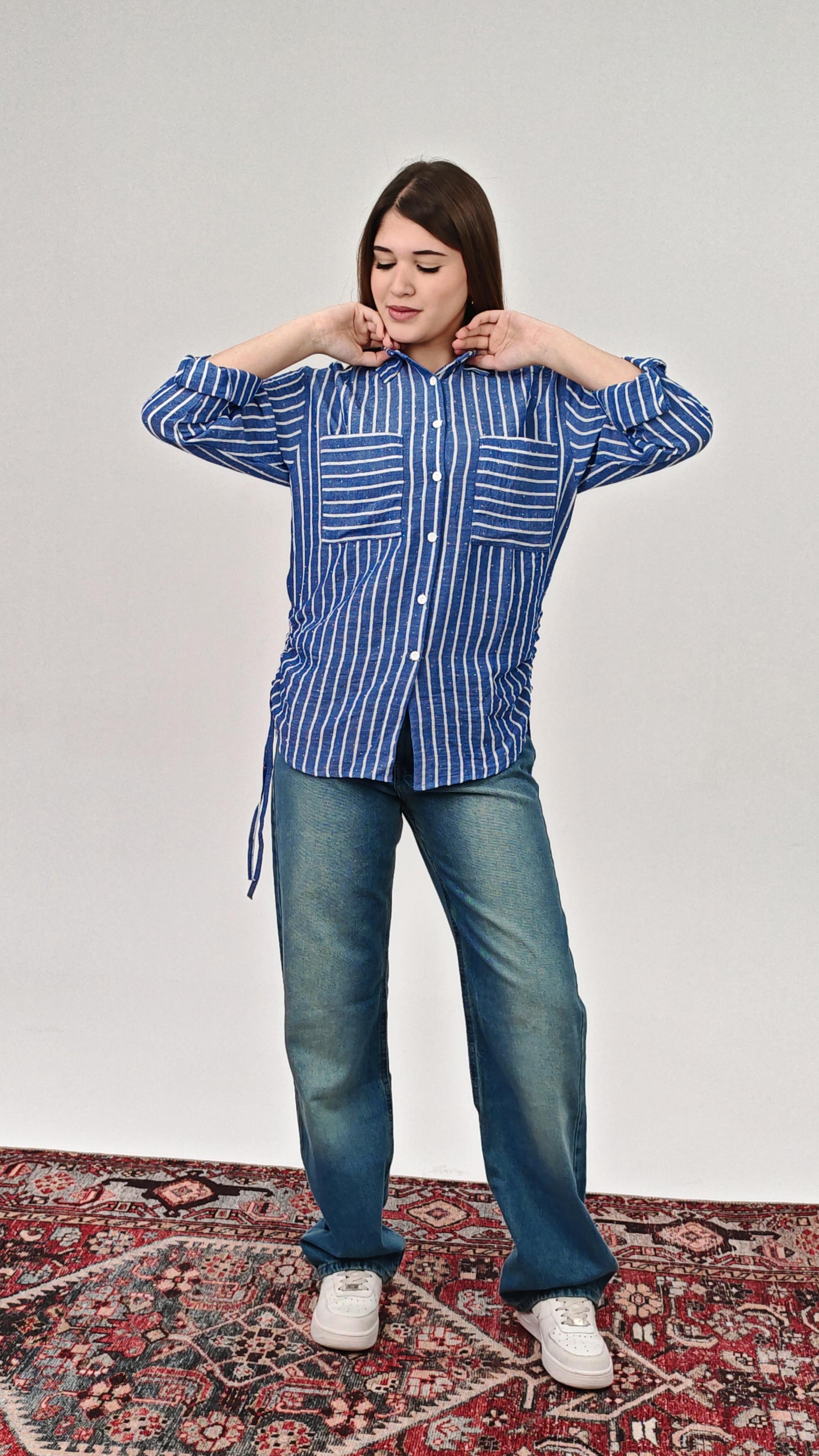 إطلالة قميص مخطط بجيب