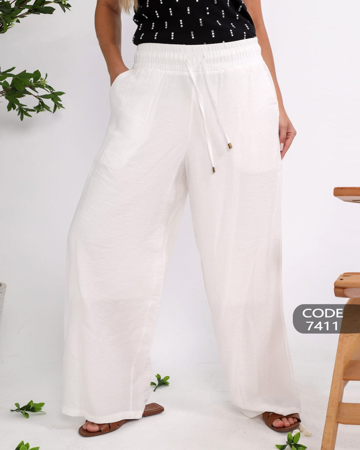 Elegant linen trousers with a refreshing summer vibe