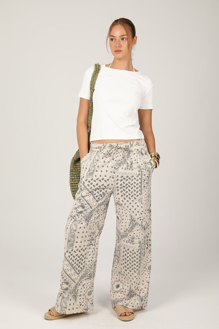 Linen trousers with playful summer prints