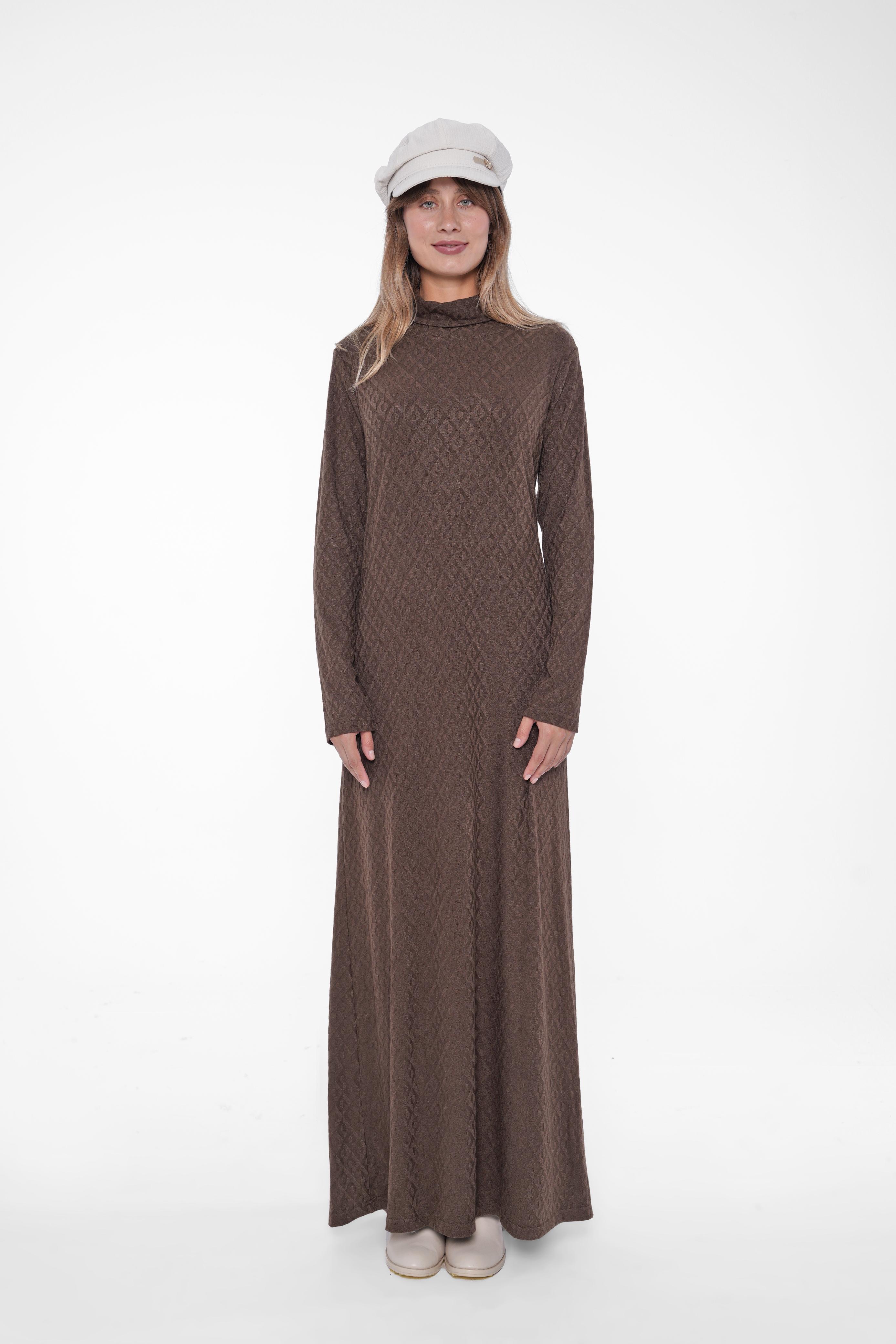 فستان ماكسي ذو رقبة عالية ومحكم