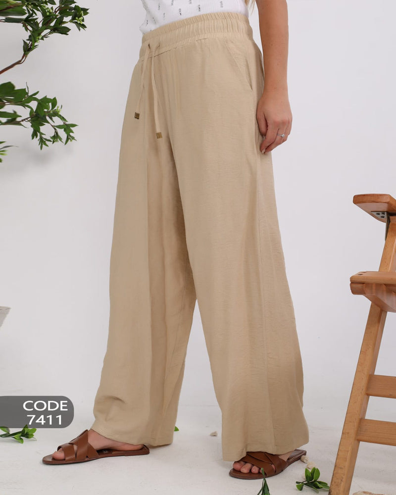 Elegant linen trousers with a refreshing summer vibe