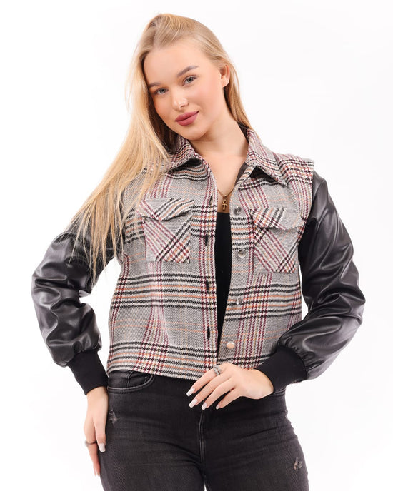 جاكيت من مزيج من الجلد والنقشة