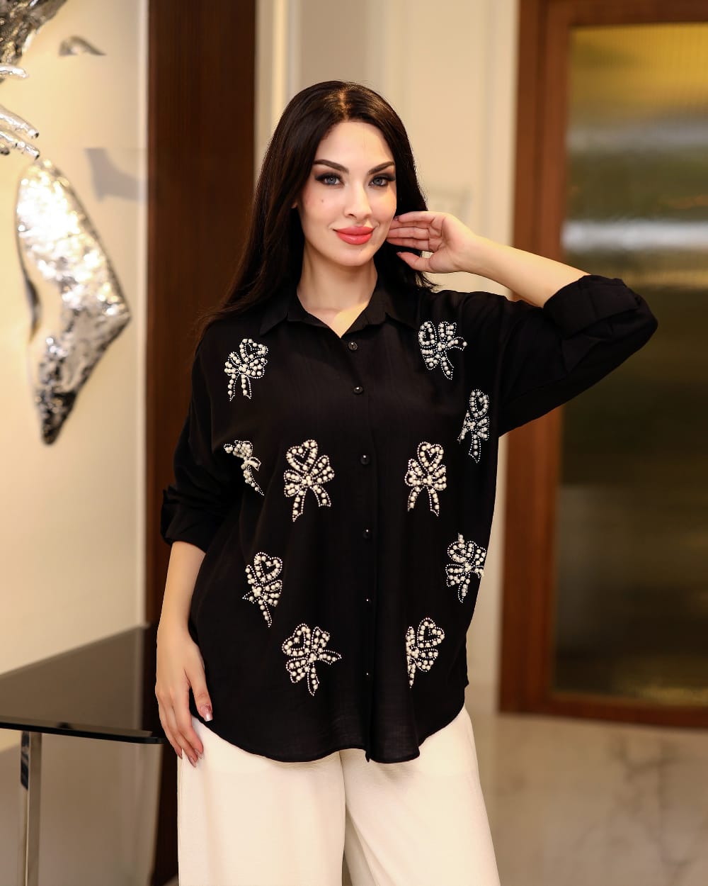 Add a touch of sparkle to your everyday look with the Linen shirt with rhinestones and a bow