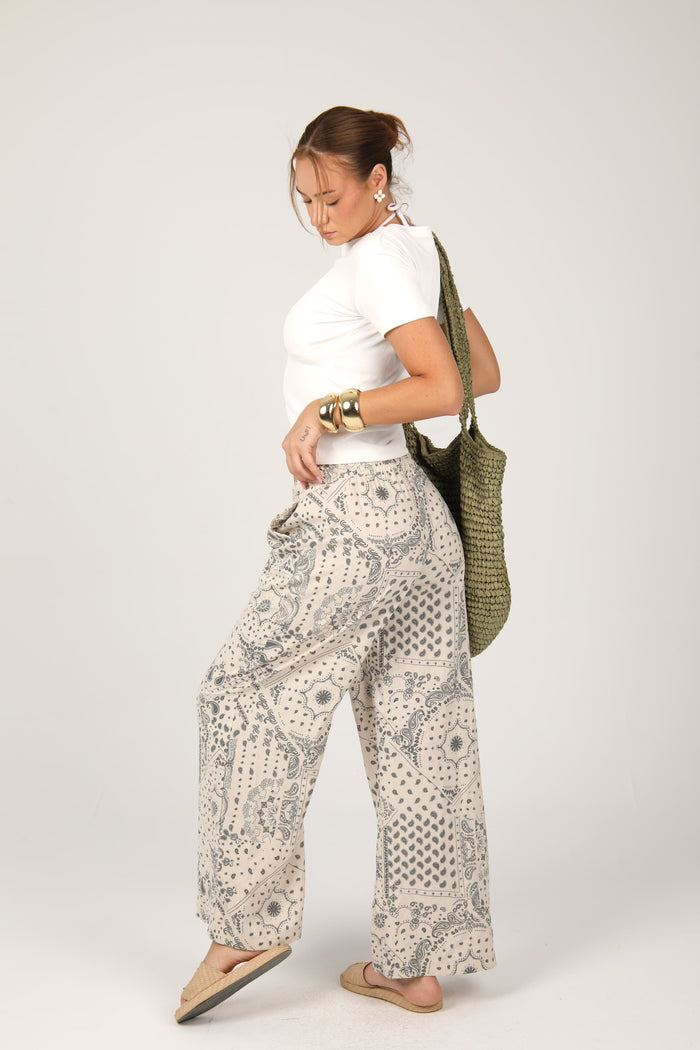 Linen trousers with playful summer prints