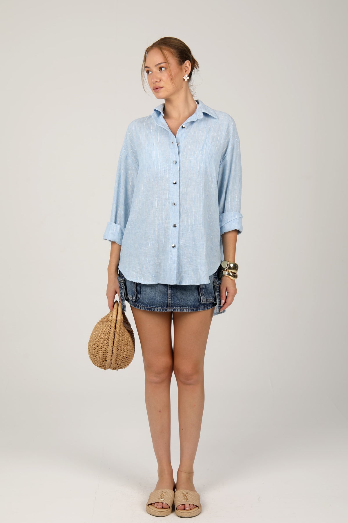 This shirt has a relaxed fit with rolled-up sleeves, perfect for a casual and stylish look