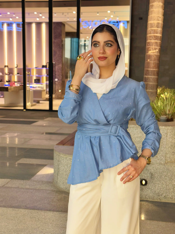 Denim meets glamour – a blouse that shines