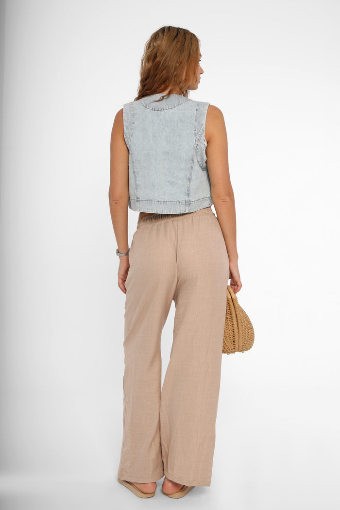 Plain cotton pants with a chic, practical look