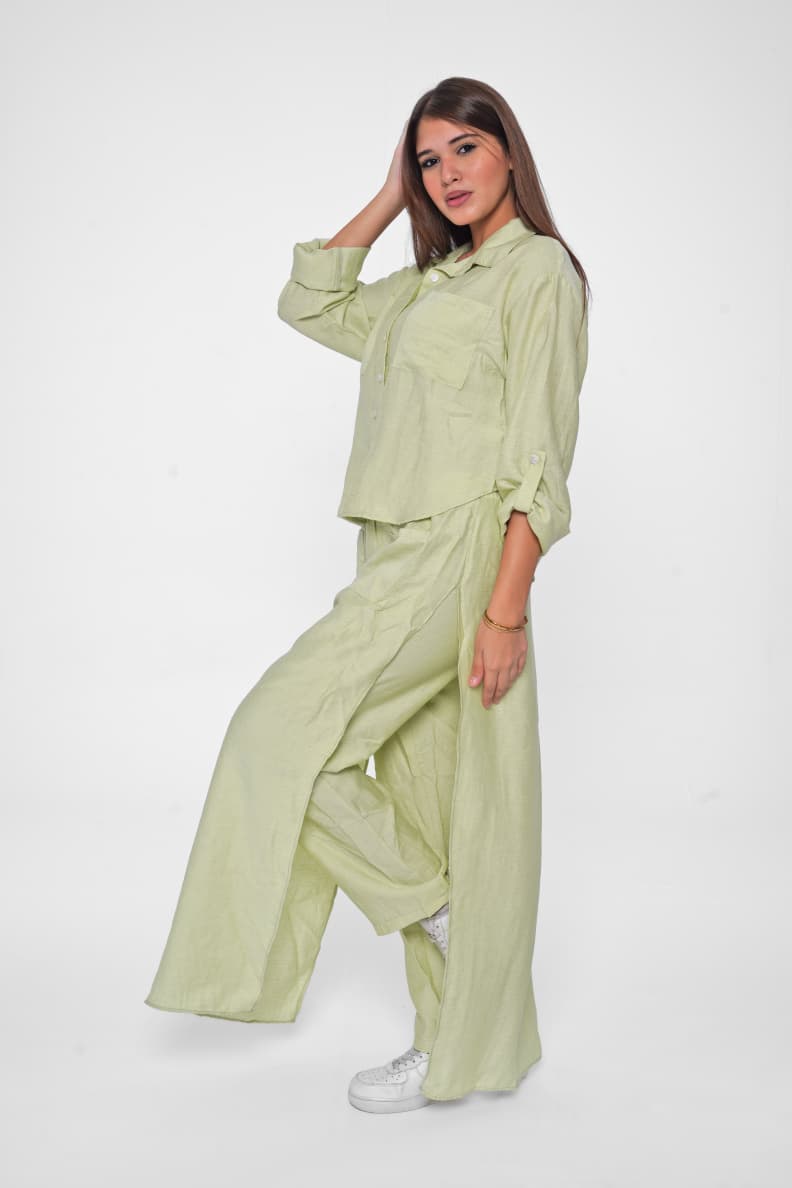 The linen suit with pants and pockets combines elegance and practicality