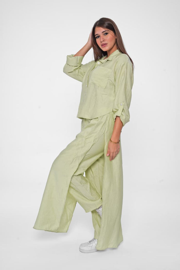 The linen suit with pants and pockets combines elegance and practicality