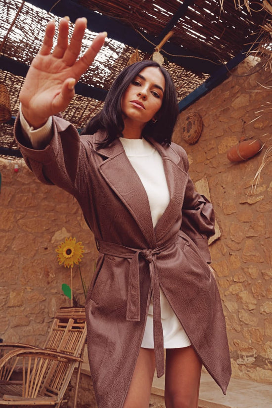 معطف من الجلد الصناعي بحزام