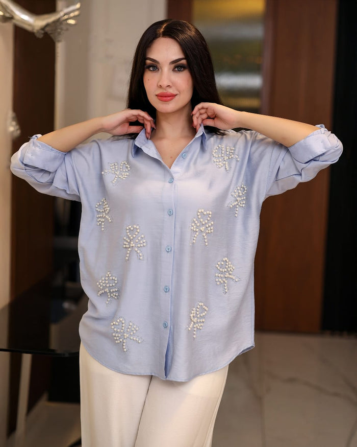 Add a touch of sparkle to your everyday look with the Linen shirt with rhinestones and a bow