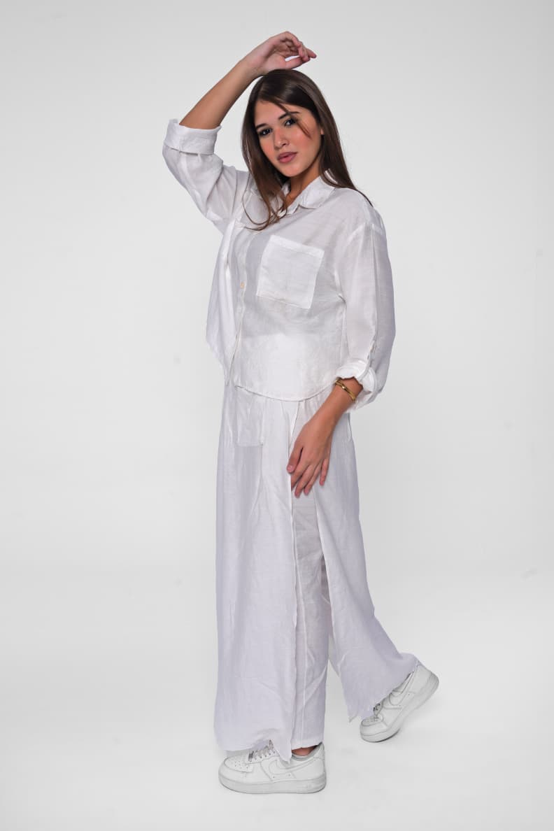 The linen suit with pants and pockets combines elegance and practicality
