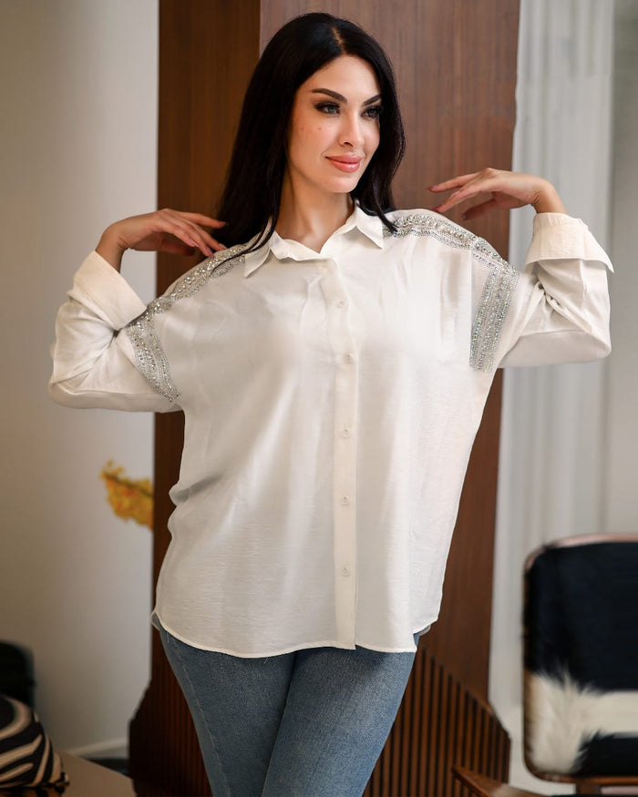 Turn your casual look into a statement with the Linen shirt with rhinestones
