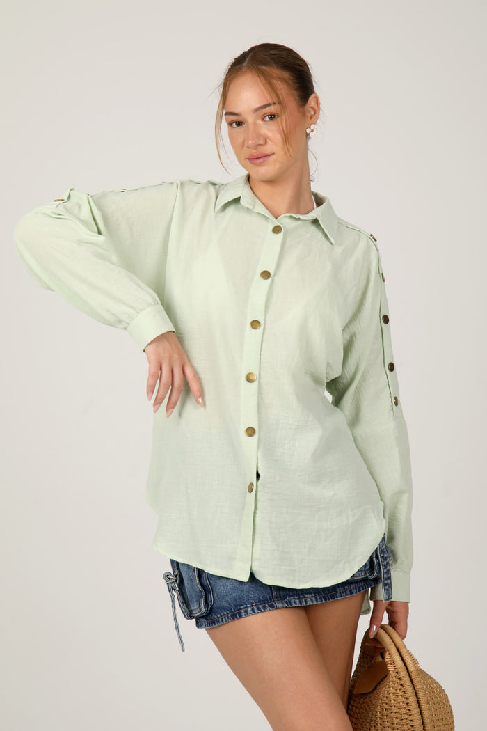 Lightweight linen shirt for a soft summer look
