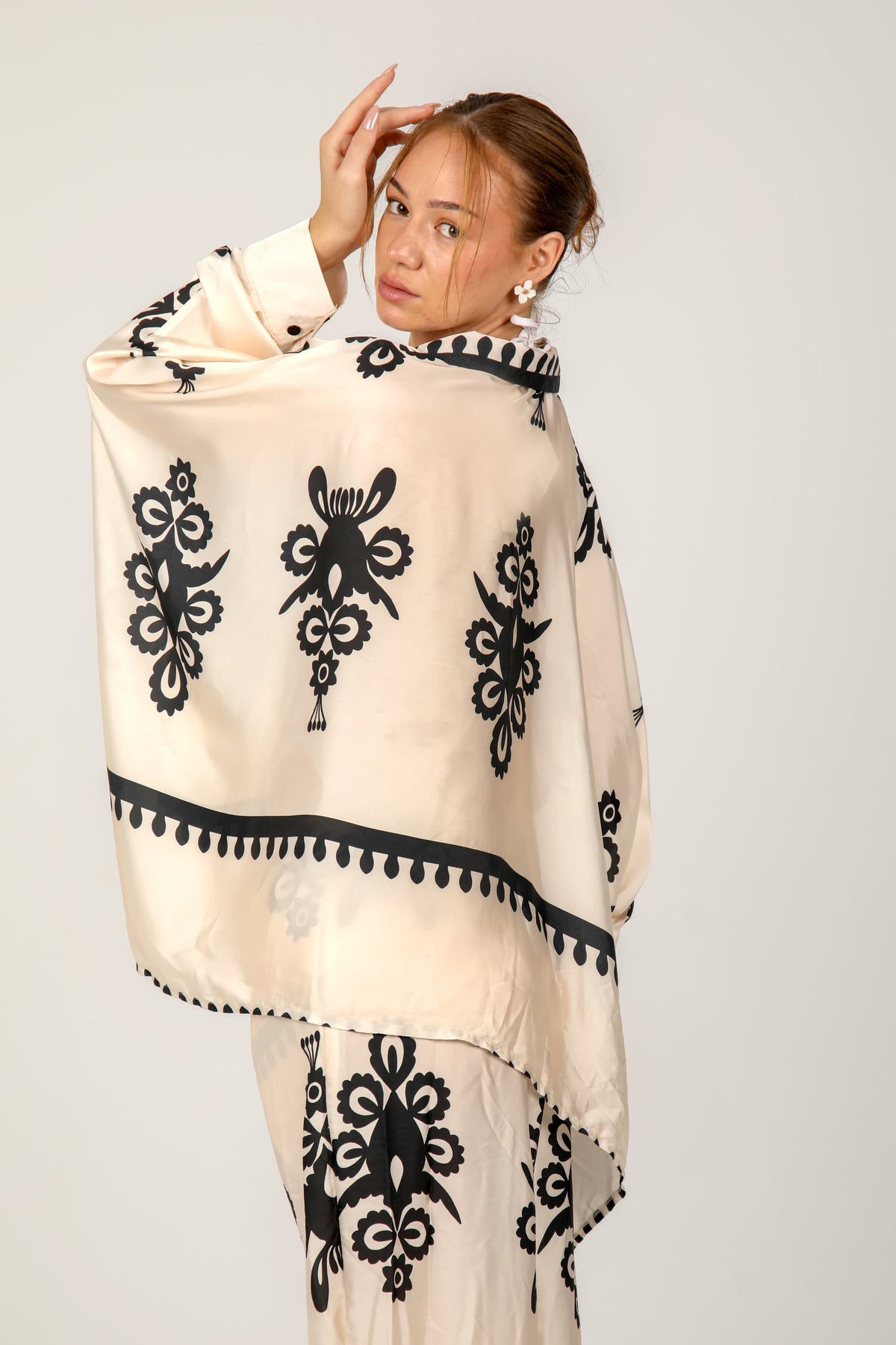 This flowing satin suit, adorned with bold graphic prints, blends comfort and elegance with a chic bohemian flair