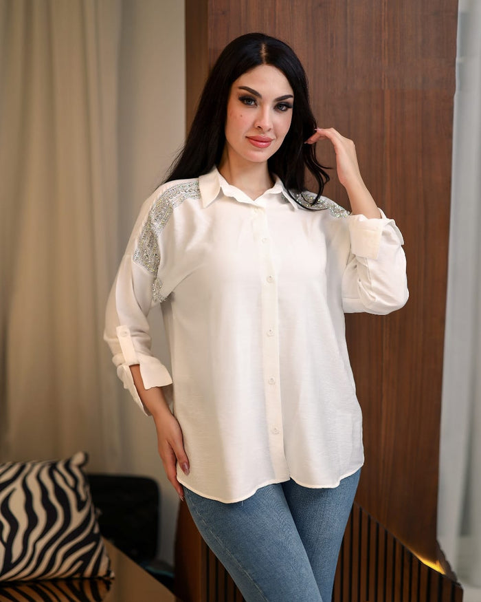 Turn your casual look into a statement with the Linen shirt with rhinestones
