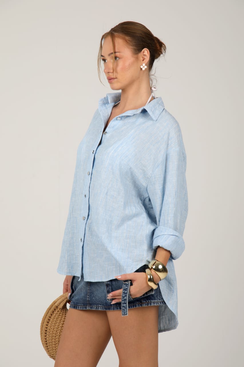 This shirt has a relaxed fit with rolled-up sleeves, perfect for a casual and stylish look