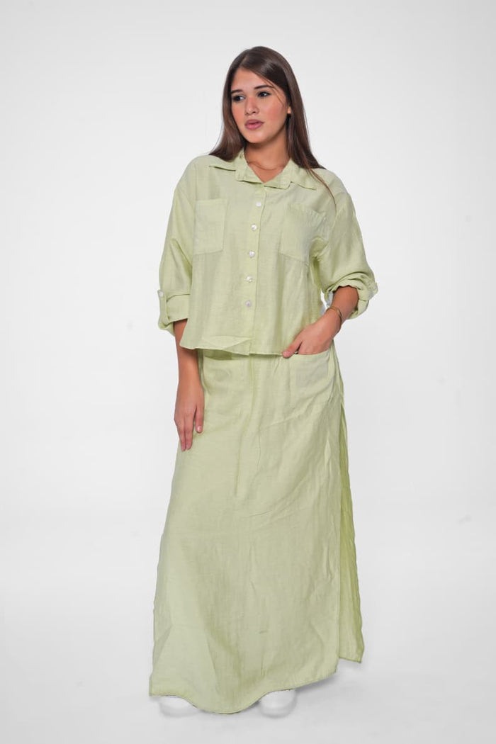 The linen suit with pants and pockets combines elegance and practicality
